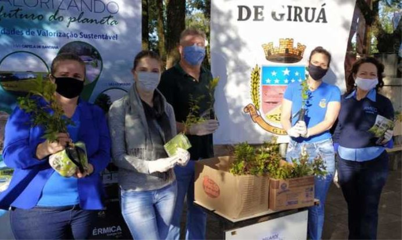 Drive Thru do Meio Ambiente distribuiu 600 mudas frutíferas nativas
